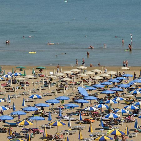 Hotel Etna Lignano Sabbiadoro Exteriör bild
