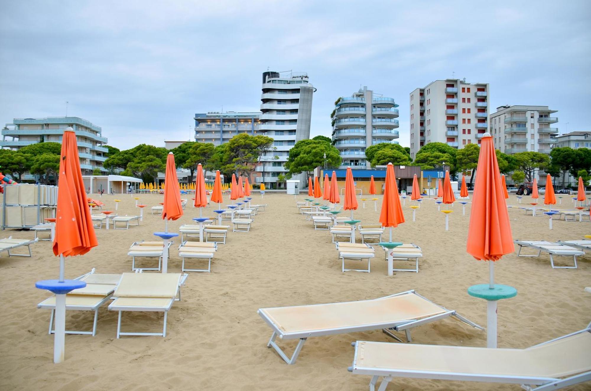 Hotel Etna Lignano Sabbiadoro Exteriör bild