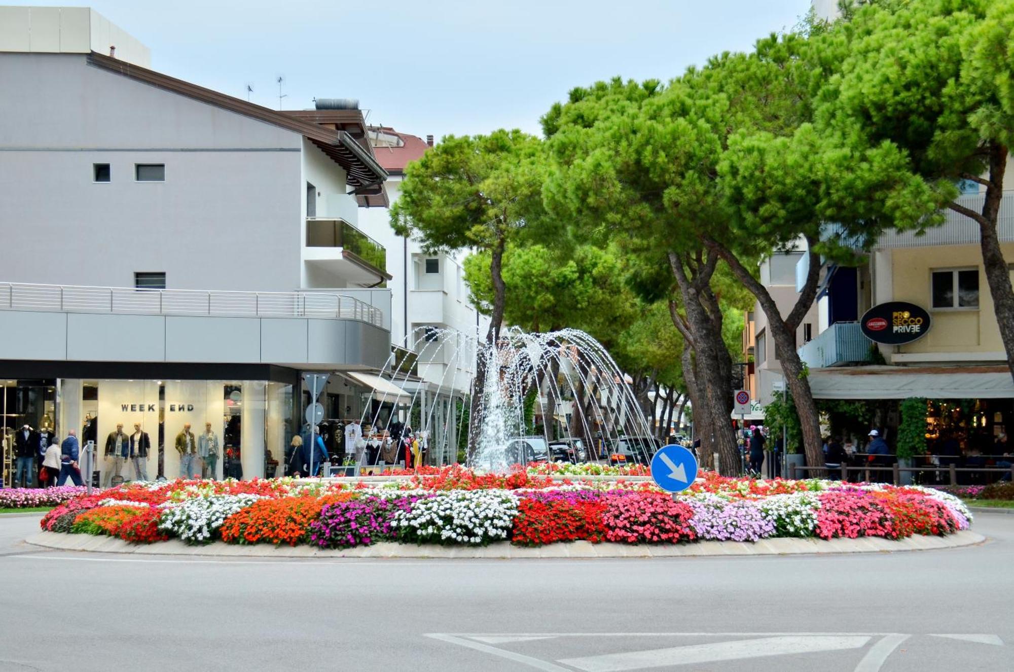 Hotel Etna Lignano Sabbiadoro Exteriör bild