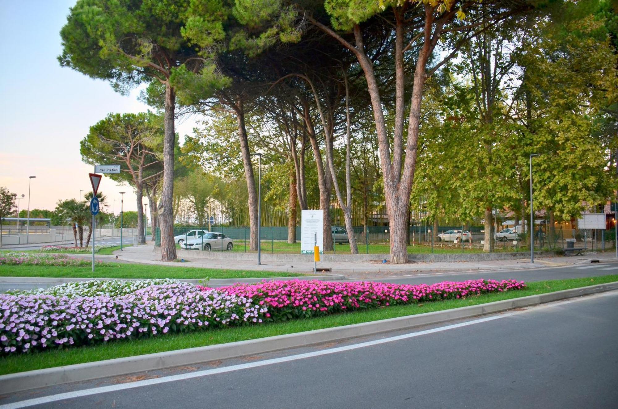 Hotel Etna Lignano Sabbiadoro Exteriör bild