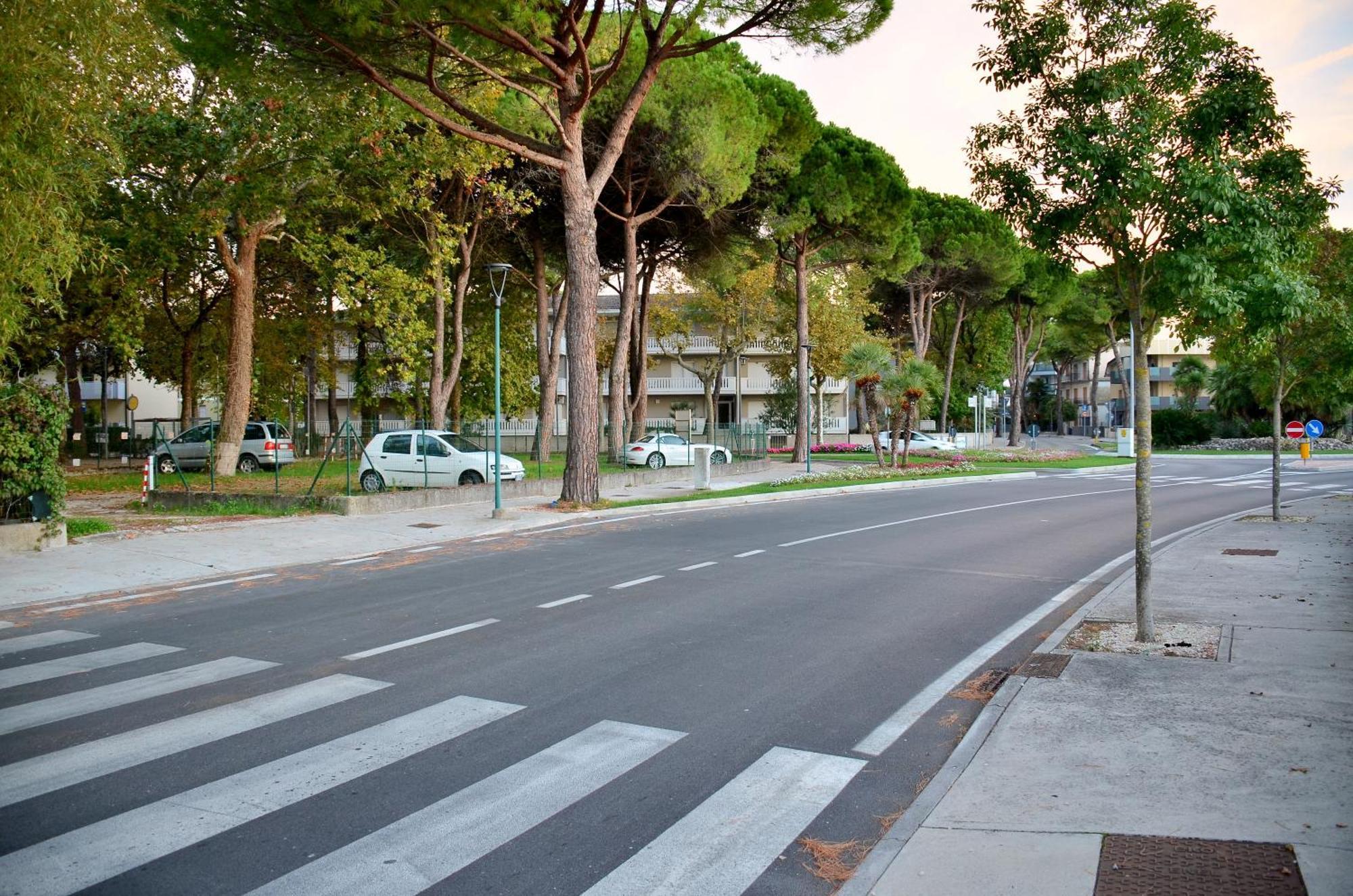 Hotel Etna Lignano Sabbiadoro Exteriör bild